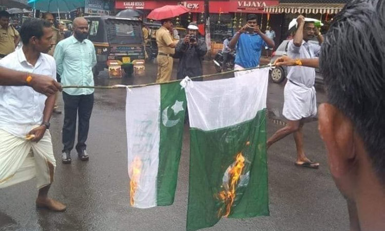 എം.എസ്.എഫ് കൊടിയും പാക് പതാകയും കത്തിച്ചു; പതാക വിവാദം ആളിക്കത്തിക്കാൻ സംഘ് പരിവാർ