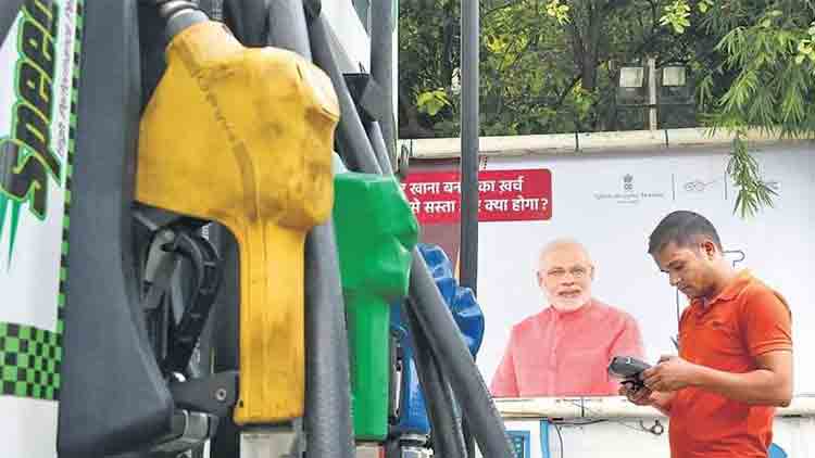 ഇന്ധനക്കൊള്ള തുടരുന്നു; ആറുദിവസത്തിനിടെ പെട്രോളിന് കൂട്ടിയത് 3.32 രൂപ ഇന്ധനക്കൊള്ള തുടരുന്നു; ആറുദിവസത്തിനിടെ പെട്രോളിന് കൂട്ടിയത് 3.32 രൂപ