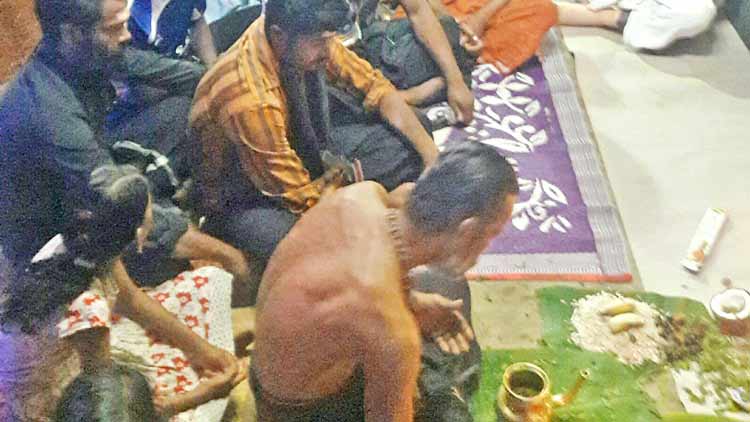 അയ്യപ്പഭക്​തർക്ക് ഭക്ഷണം വിളമ്പി, ഭജനക്ക്​ പന്തലൊരുക്കി മുസ്​ലിം യുവാക്കൾ