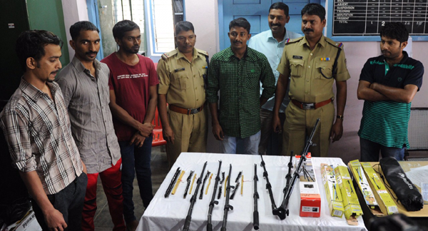 ട്രൈപോഡിലും സെല്‍ഫി സ്റ്റിക്കിലും  ഒളിപ്പിച്ചുകടത്തിയ രണ്ട് കിലോ സ്വര്‍ണം പിടികൂടി