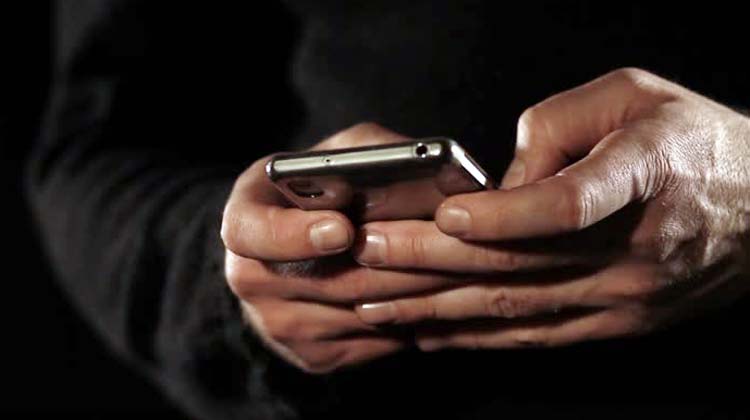 പ​ങ്കാ​ളി​യു​ടെ ഫോ​ൺ ചോ​ർ​ത്തു​ന്ന​ത്​  നി​യ​മ വി​രു​ദ്ധം