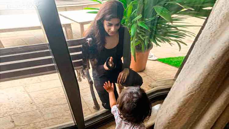 ചില്ലുജാലകത്തിനപ്പുറം അവളുടെ കുഞ്ഞികൈകൾ,  മെല്ലെ വിതുമ്പി അമ്മയും..