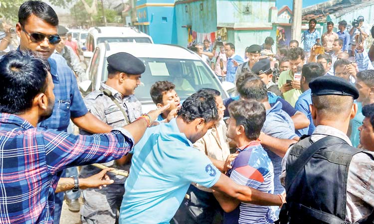 അക്രമത്തിൽ മുങ്ങി ബംഗാൾ; കേന്ദ്രമന്ത്രിക്കെതിരെ കേസ്​, കാർ തകർത്തു