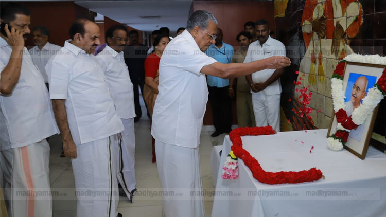 ഗാന്ധി ഘാതകർ തന്നെ ഗാന്ധിജിയെ സ്വന്തമാക്കാൻ ശ്രമിക്കുന്നു -മുഖ്യമന്ത്രി