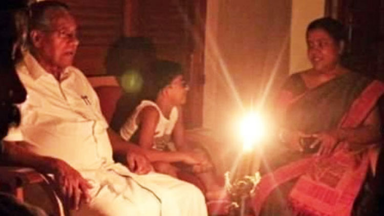 ചിത്രം ഒറിജിനൽ; പക്ഷേ ദീപം തെളിയിക്കലിന്​ ഐക്യദാർഢ്യം പ്രഖ്യാപിച്ചതല്ല