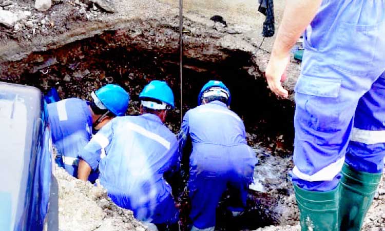 ജലവിതരണ പൈപ്പ് പൊട്ടി; കുടിവെള്ളം മുടങ്ങി ജലവിതരണ പൈപ്പ് പൊട്ടി; കുടിവെള്ളം മുടങ്ങി