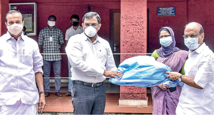 പി.കെ. കുഞ്ഞാലിക്കുട്ടി എം.പി 2,000 പി.പി.ഇ കിറ്റുകൾ നൽകി പി.കെ. കുഞ്ഞാലിക്കുട്ടി എം.പി 2,000 പി.പി.ഇ കിറ്റുകൾ നൽകി