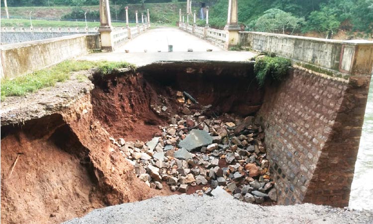 പാ​ലം ത​ക​ർ​ന്നു; വ​ഴി​മു​ട്ടി  പൂ​പ്പാ​റ കോ​ള​നി നി​വാ​സി​ക​ൾ