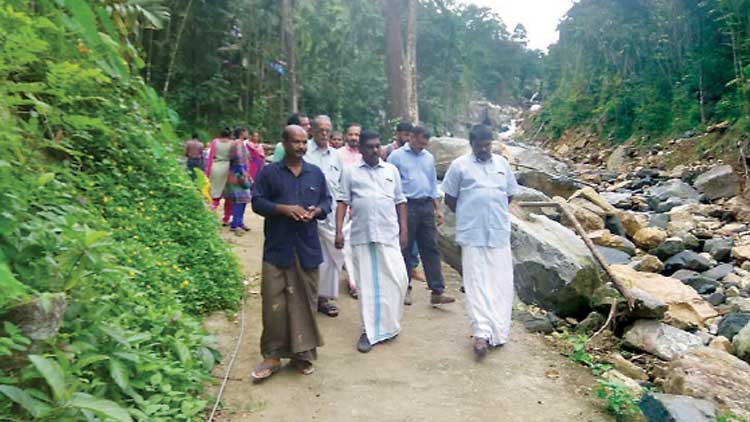പാ​മ്പ​ൻ​തോ​ട് കോ​ള​നി​:  45 ആ​ദി​വാ​സി കു​ടും​ബ​ങ്ങ​ൾ ആ​ശ​ങ്ക​യി​ൽ