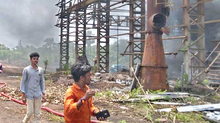 ഇ​രു​മ്പു​രു​ക്കു ക​മ്പ​നി​ക്ക് തീ ​പി​ടി​ച്ചു