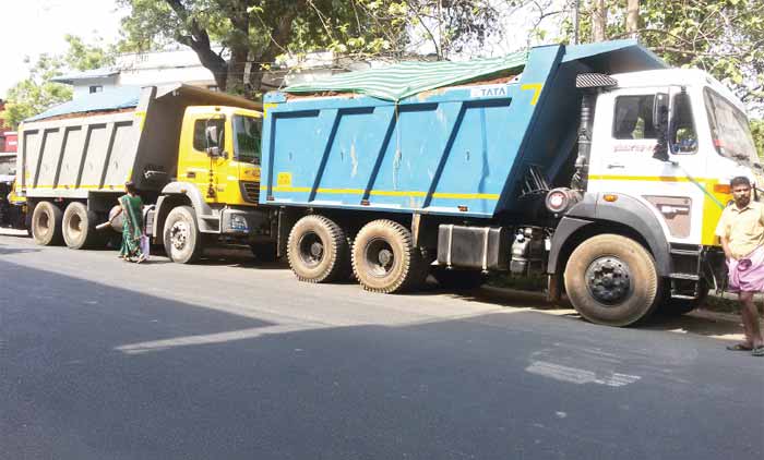 ക​ളി​മ​ണ്ണ് ക​ട​ത്തി​യ ലോ​റി​ക​ൾ പി​ടി​കൂ​ടി