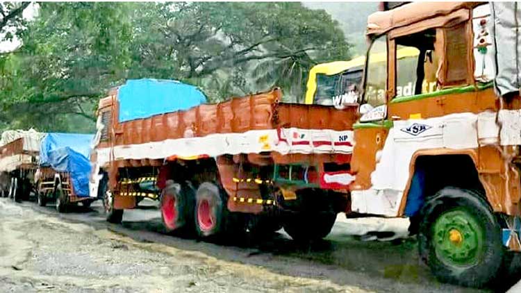 ദേ​ശീ​യ​പാ​ത​യി​ൽ ന​വീ​ക​ര​ണം​ ഇഴയുന്നു; യാത്രക്കാർ വ​ല​യുന്നു