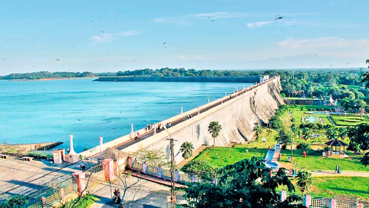 മ​ല​മ്പു​ഴ​യി​ൽ 30 ദ​ശ​ല​ക്ഷം ഘ​ന​മീ​റ്റ​ർ മ​ണ​ലും ച​ളി​യും