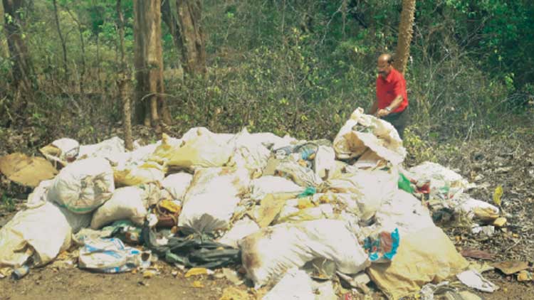 മാ​ലി​ന്യ​കേ​ന്ദ്ര​മാ​യി അ​യ്യ​ർ​മ​ല