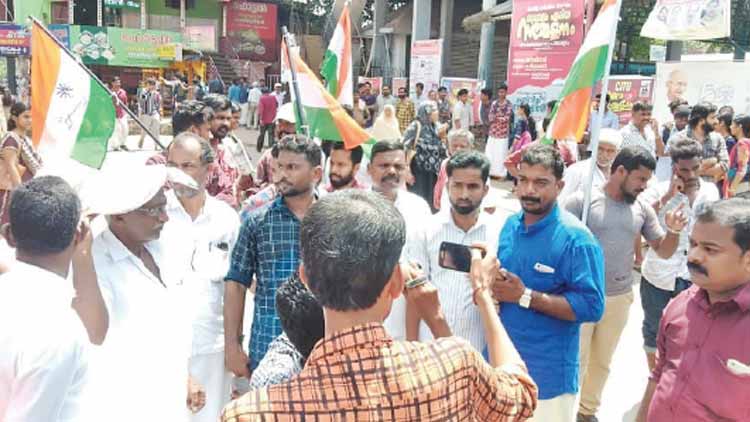 മ​ര​ണം ക​യ​റി​യി​റ​ങ്ങു​ന്ന​ത്  ഇ​നി​യും ക​ണ്ടു​നി​ൽ​ക്ക​രു​ത്