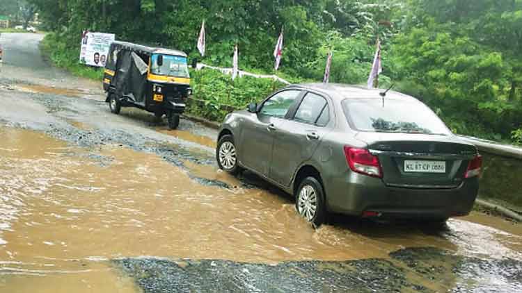 ദേ​ശീ​യ​പാ​ത​യി​ലൂ​ടെ യാ​ത്ര  ജീ​വ​ൻ​മ​ര​ണ പോ​രാ​ട്ടം