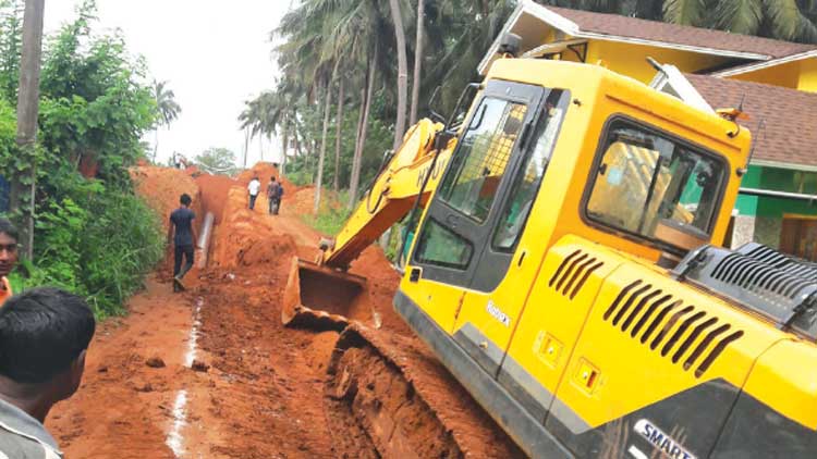 ഗെ​യി​ലിന്​ റോ​ഡ് കീ​റി മു​റി​ച്ചു;  യാ​ത്ര​ക്കാ​ർ പെ​രു​വ​ഴി​യി​ൽ