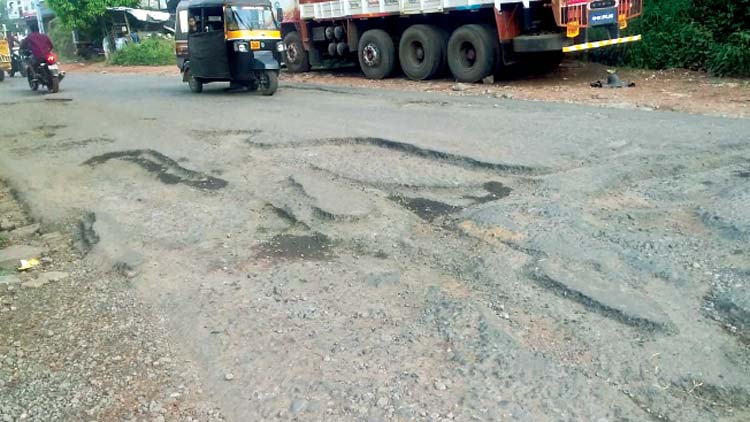 കു​ഴി​ക​ൾ നി​റ​ഞ്ഞ് ദേ​ശീ​യ​പാ​ത:  സ​ഹി​കെ​ട്ട ജ​നം സ​മ​ര​ത്തി​ന്