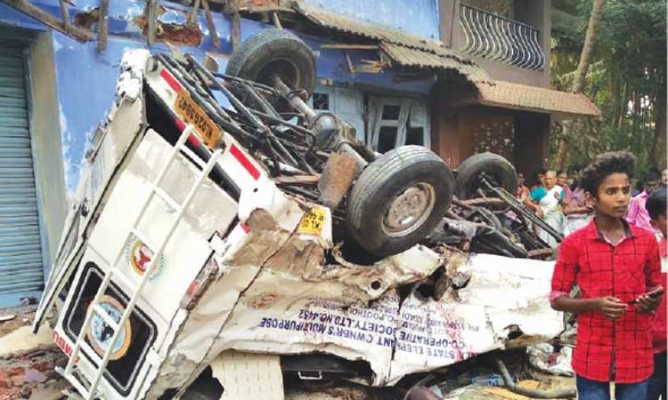 കു​ഴ​ൽ​മ​ന്ദത്ത്​ ഉ​ത്സ​വ​ത്തി​നി​ടെ  ആ​ന ഇ​ട​ഞ്ഞു; പ​ര​ക്കെ നാ​ശം