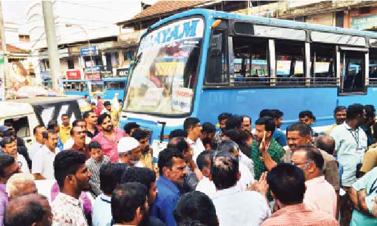 ഒറ്റപ്പാലം സ്​റ്റാൻഡിൽ സംഘർഷം;  ബസുകൾ പണിമുടക്കി