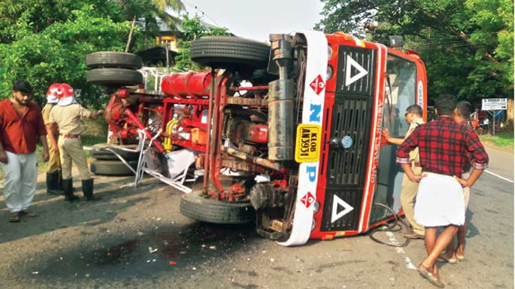 ടാ​ങ്ക​ർ ലോ​റി​യും വാ​നും കൂ​ട്ടി​യി​ടി​ച്ച് അ​ഞ്ചു​പേ​ർ​ക്ക് പ​രി​ക്ക്