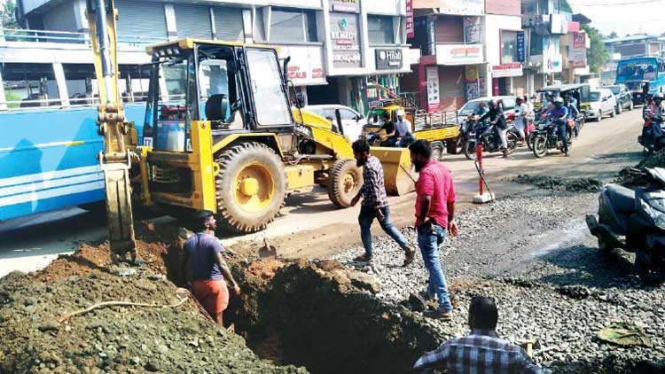 ടാ​ർ ചെ​യ്യ​ല്ലേ... ഞ​ങ്ങ​ളൊ​ന്നു പൊ​ളി​ച്ചു​തീ​ര​​ട്ടെ