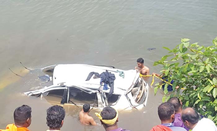 നി​യ​ന്ത്ര​ണം വി​ട്ട കാ​ര്‍ പു​ഴ​യി​ലേ​ക്ക്  മ​റി​ഞ്ഞു; ഏ​ഴു​പേ​രും ര​ക്ഷ​പ്പെ​ട്ടു