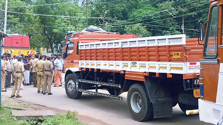 വാ​ഹ​നം ക​ട​ത്തി​വി​ട്ടി​ല്ല; ഒലവക്കോട്ട്​ ഭ​ക്ഷ്യ​ധാ​ന്യ വി​ത​ര​ണം വീ​ണ്ടും ത​ട​സ്സ​പ്പെ​ട്ടു