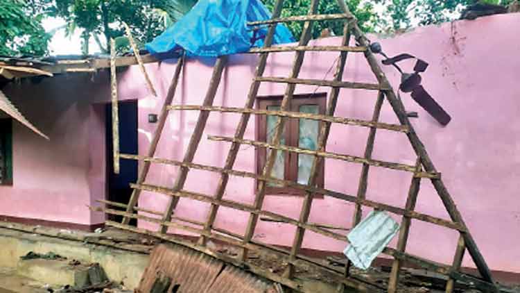 കി​ട​പ്പാ​ടം ത​ക​ർ​ന്നു; ക​ണ്ണീ​ർ​മ​ഴ  തോ​രാ​തെ സ​തീ​ഷും കു​ടും​ബ​വും