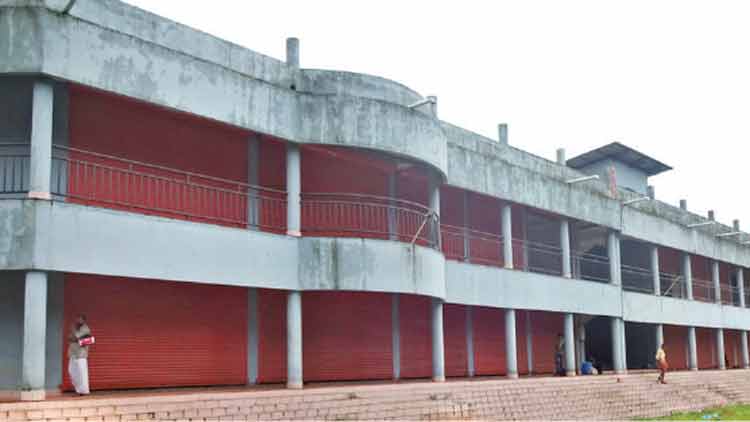 അ​ട​ഞ്ഞു​കി​ട​ക്കു​ന്ന ക​ട​മു​റി​ക​ൾ ഒ​റ്റ​പ്പാ​ലം ന​ഗ​ര​സ​ഭ​ക്ക് ബാ​ധ്യ​ത