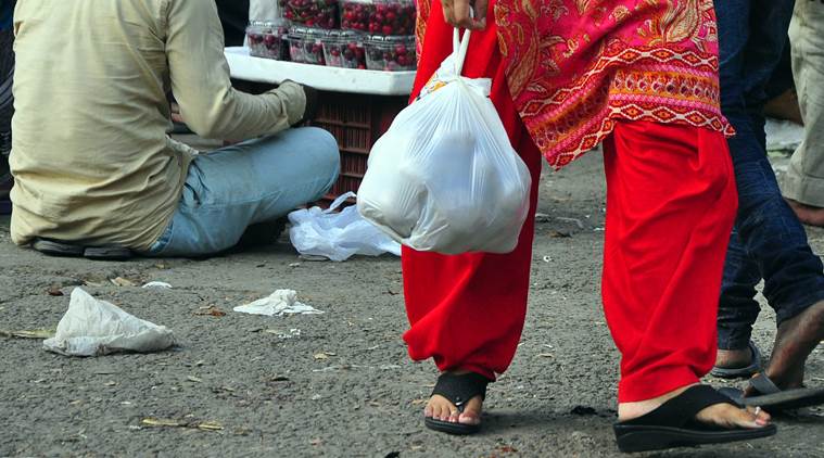 പ്ലാസ്റ്റിക് പടിക്ക് പുറത്ത്; നിരോധനം ലംഘിച്ചാൽ പിഴ പ്ലാസ്റ്റിക് പടിക്ക് പുറത്ത്; നിരോധനം ലംഘിച്ചാൽ പിഴ