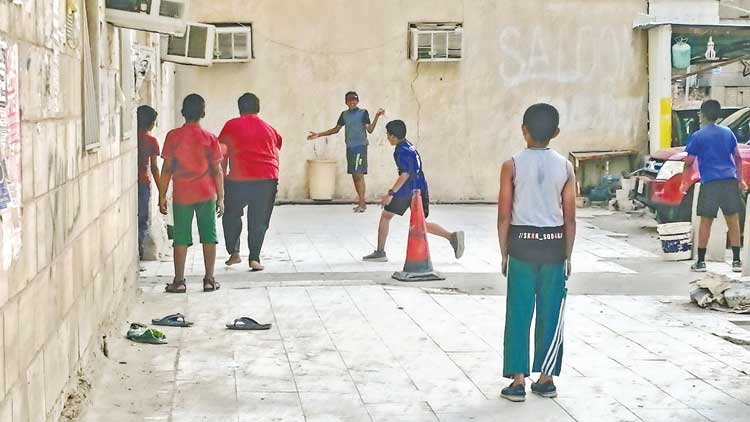 അ​വ​ധി​ക്കാ​ലം: ഇ​ട്ടാ​വ​ട്ട​ത്തി​ൽ അ​ർ​മാ​ദി​ച്ച്​ കു​ട്ടി​ക്കൂ​ട്ട​ങ്ങ​ൾ