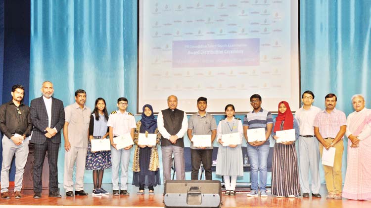 പി.എം. ഫൗണ്ടേഷൻ വിദ്യാഭ്യാസ അവാർഡുകൾ വിതരണം ചെയ്​തു