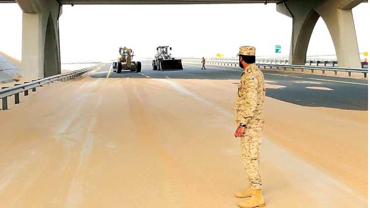 പൊ​ടി​ക്കാ​റ്റി​ൽ മ​ണ​ല​ടി​ഞ്ഞ്​ റോ​ഡു​ക​ൾ; പാ​ടു​പെ​ട്ട്​ അ​ധി​കൃ​ത​ർ
