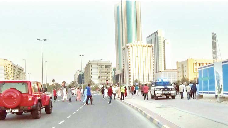 കൂട്ടം കൂടിയ പ്രവാസികൾക്കെതിരെ നടപടി കൂട്ടം കൂടിയ പ്രവാസികൾക്കെതിരെ നടപടി