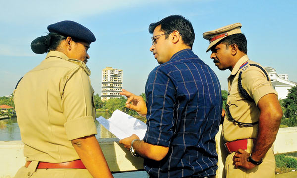 police-at-maradu-flat police-at-maradu-flat