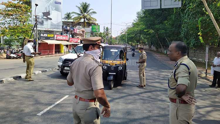 സംസ്ഥാനത്ത് പൊലീസിെൻറ കർശന പരിശോധന സംസ്ഥാനത്ത് പൊലീസിെൻറ കർശന പരിശോധന
