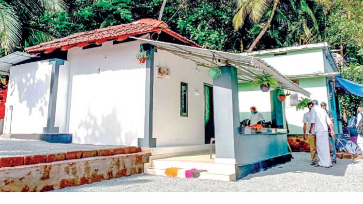 ബീ​വി​ക്കി​നി ധൈ​ര്യ​മാ​യി കി​ട​ന്നു​റ​ങ്ങാം: വീ​ട് പു​ന​ർ​നി​ർ​മി​ച്ച് ജ​ന​മൈ​ത്രി പൊ​ലീ​സ്
