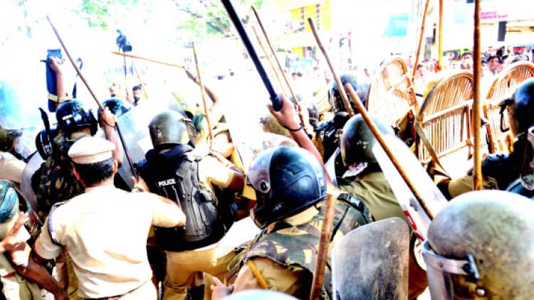 കേ​​ര​​ള പൊ​​ലീ​​സ് നി​യ​മ​​വും  പൊ​​ലീ​​സ് അ​​തി​​ക്ര​​മ​​ങ്ങ​​ളും