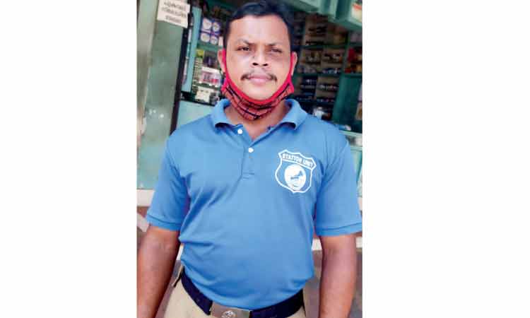 സുരേഷ് ട്രാഫിക് ജോലിയിലാണ്, റമദാൻ വ്രതമെടുത്ത്