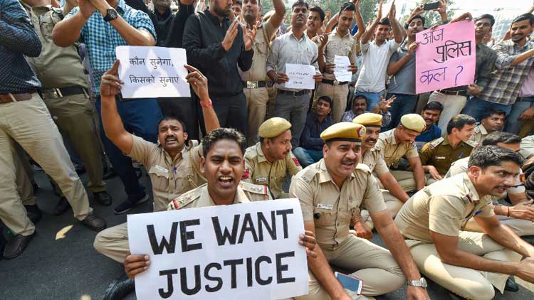 ആക്രമിച്ച അഭിഭാഷകരുടെ ലൈസൻസ് റദ്ദാക്കണമെന്ന് ഐ.പി.എസ് അസോസിയേഷൻ