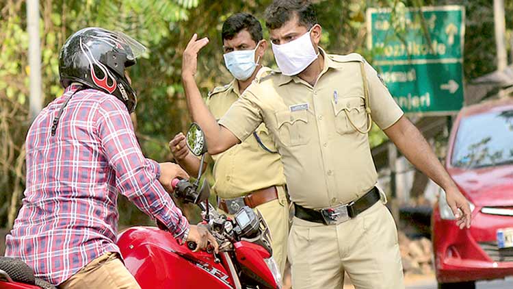 വീട്ടിലിരിക്കാൻ തയാറാകാത്തവരേറെ; നിയന്ത്രിച്ച്​ വലഞ്ഞ്​ പൊലീസ്​