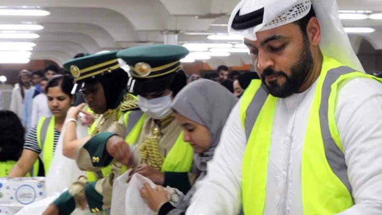 സ്​​നേ​ഹ​പ്പൊ​തി​ക​ളു​മാ​യി നോ​മ്പ്​  തു​റ​പ്പി​ക്കാ​ൻ ദു​ബൈ പൊ​ലീ​സ്​