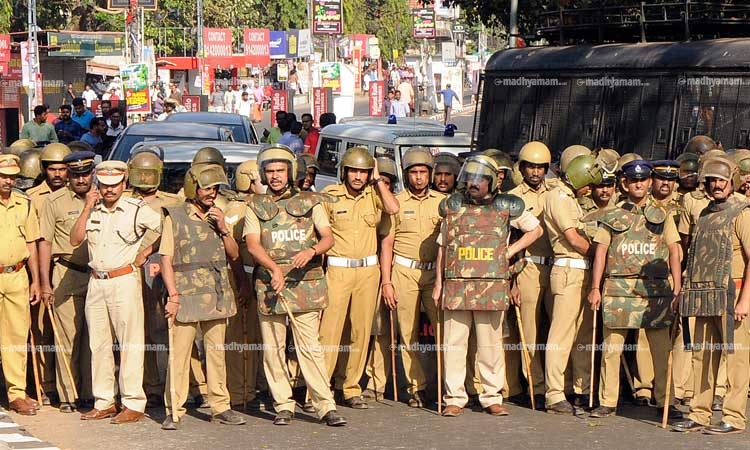 പൊലീസ്​ ഡേറ്റാബേസ് ഊരാളുങ്കൽ സൊസൈറ്റിക്കു തുറന്നു; വിവാദം