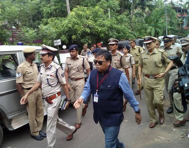 തപാൽ ​േവാട്ട്​ ചെയ്യുന്ന പൊലീസുകാരുടെ  വിവരം ശേഖരിക്കുന്നു