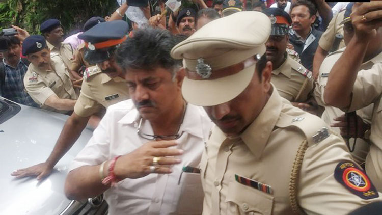 എം.എല്‍.എമാരെ കാണാതെ മടങ്ങില്ലെന്ന് ശിവകുമാര്‍; ഹോട്ടലിൽ പ്രവേശിപ്പിക്കില്ലെന്ന്​ പൊലീസ്​