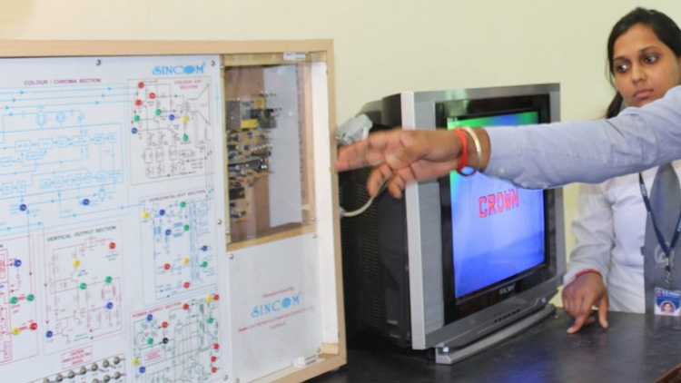 പോളിടെക്​നിക്ക്​ ഡി​േപ്ലാമ  കോഴ്​സുകളുടെ ഭാരം കുറക്കുന്നു