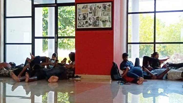 പോണ്ടിച്ചേരി സർവകലാശാലയിൽ വി​ദ്യാ​ർ​ഥി​ക​ൾ ക​രു​ത​ൽ ത​ട​ങ്ക​ലി​ൽ