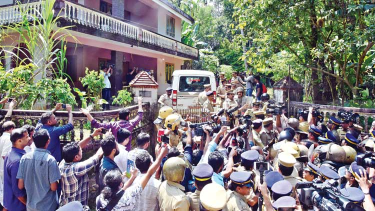 എല്ലാം പറഞ്ഞ്​ ജോളി; ശകാരിച്ച് നാട്ടുകാര്‍