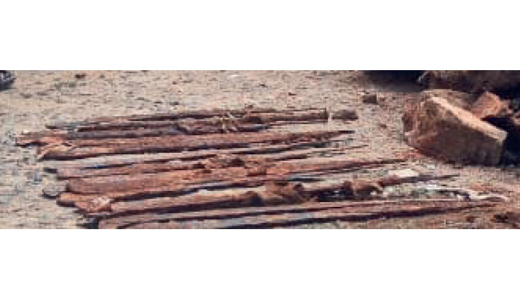 പൊന്നാനിയിൽ ക്ഷേത്രത്തിന് സമീപത്തെ കലുങ്കിനടിയിൽ​ വാളുകൾ കണ്ടെത്തി